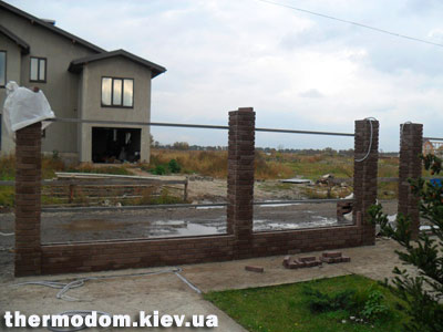 Забор из отделочного кирпича