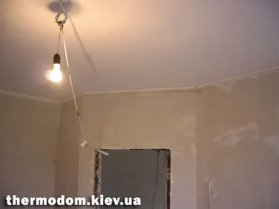 Приклеенные и покрашенные потолочные багеты