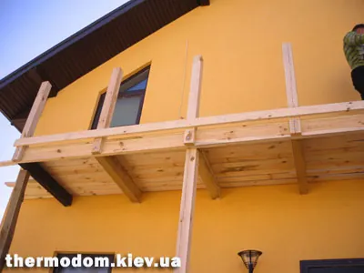 Каркас балкона на фасаді приватного будинку
