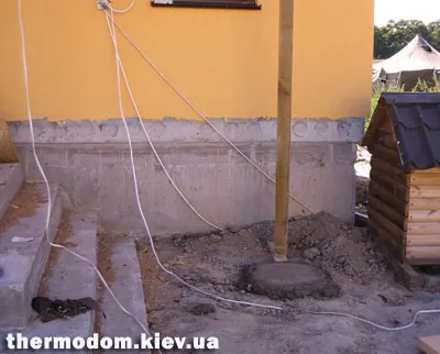 Колона з бруса під балконом