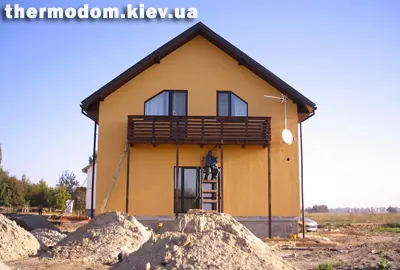 Фарбування другого балкона з густішою огорожею