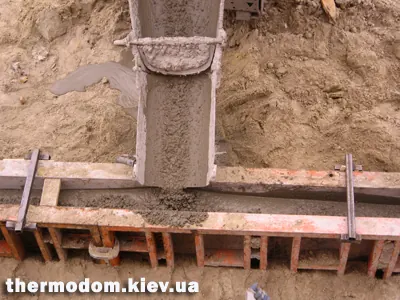 Залиті бетоном стінки тераси згори