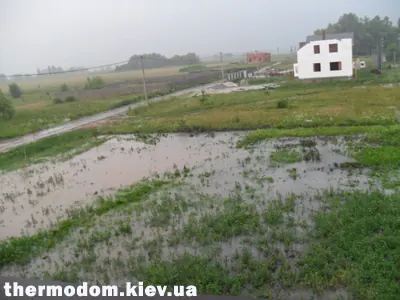 Болото на нижнем уровне участка после дождей