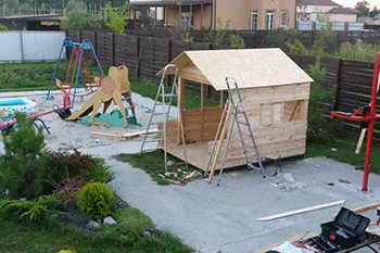Домик с крышей из листов ДСП