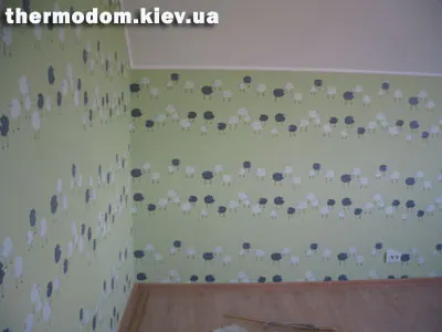 Обои и ламинат в детской