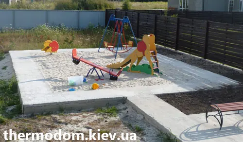 Детская площадка с горкой и песочницей