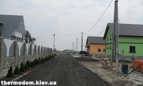 Укатанная дорога и фонари на улице