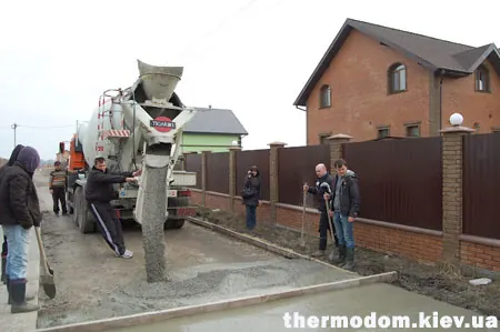 Прием бетона из миксера на дорогу