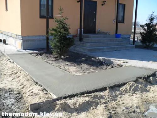 Свежезалитая бетонная дорожка