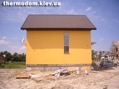 Бічна стіна, оштукатурена жовтим короїдом