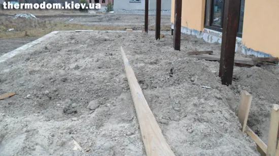 Засыпка грунта в фундамент террасы