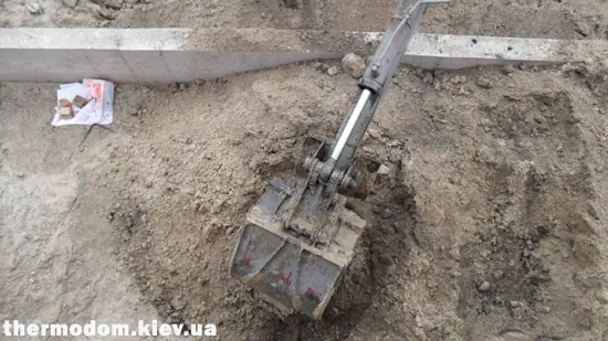 Фундамент террасы, засыпанный грунтом