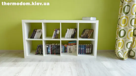 Горизонтальний стелаж IKEA з книжками у вітальні