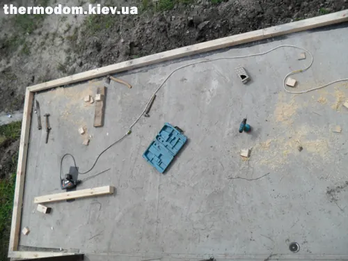 Брусья по периметру основания террасы
