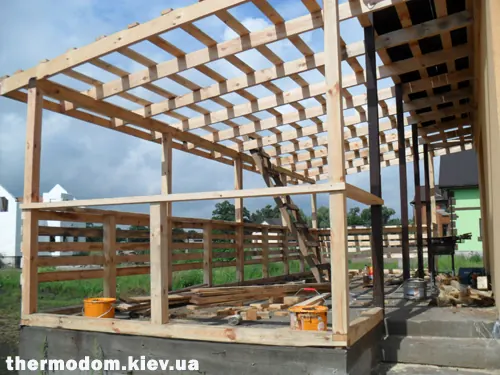 Промежуточный этап сборки каркаса террасы