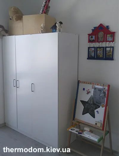 Трехстворчатый шкаф IKEA в детской