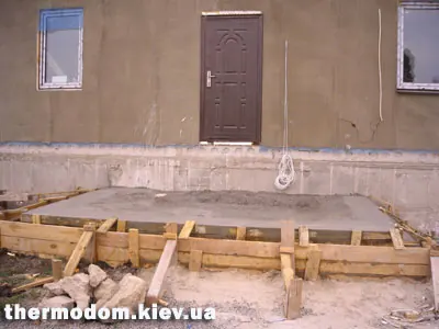 Опалубка и первые ступени бетонного крыльца