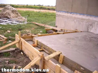 Две залитые ступени крыльца у входа