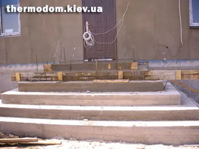 Бетонное крыльцо из шести ступеней