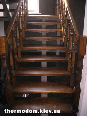 Лестница, покрытая лаком