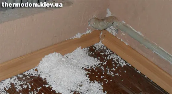 Мышиная нора в стене бойлерной