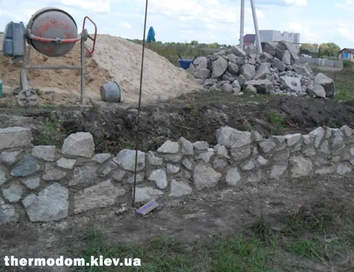 Завезенные бут и песок для стенки
