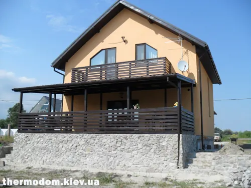 Бутовая опорная стена между уровнями участка
