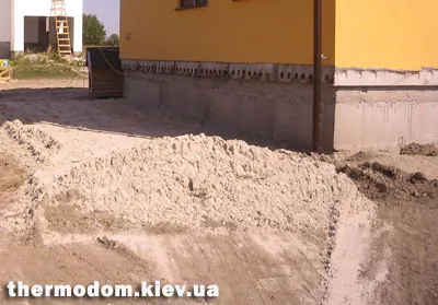 Завезений пісок для підготовки до відмостки