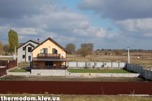 Панорама термодома и огороженного участка