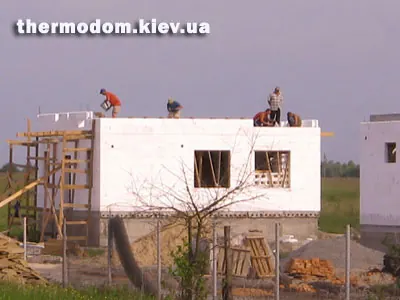 Будівельники на перекритті першого поверху