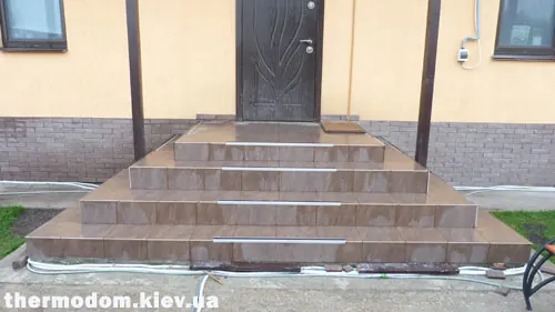 Крыльцо, выложенное керамогранитной плиткой