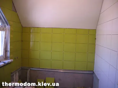 Плитка на стенах верхнего санузла