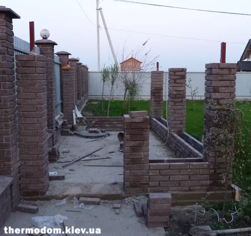 Кирпичные столбики и цоколь хозблока