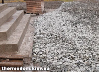 Щебень, разровненный возле крыльца