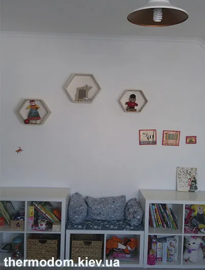 Стеллажи IKEA в комнате дочери