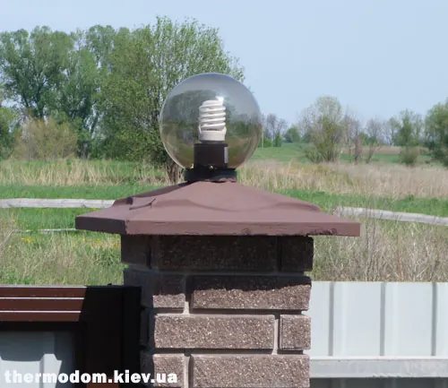 Светильник-шар на покрашенном столбике забора