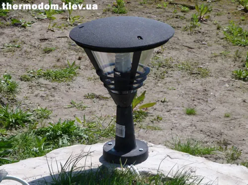 Уличные светильники на ножке на опорной стене