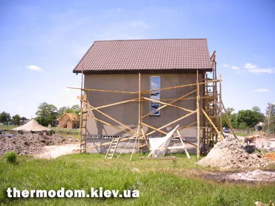 Вікна термодому з білою захисною плівкою
