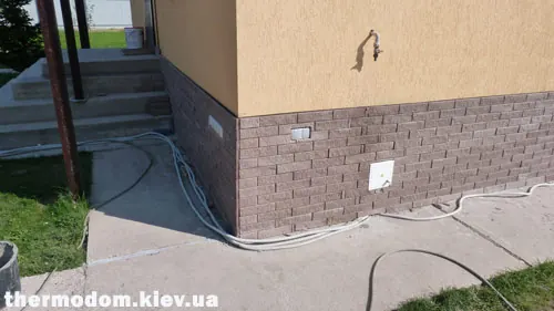 Цоколь термодома, отделанный плиткой под кирпич