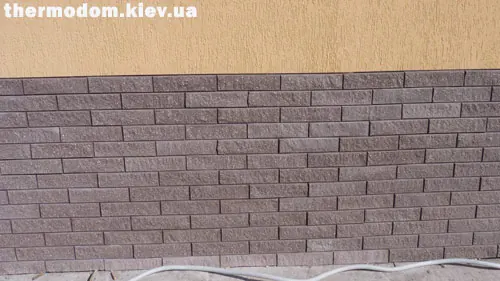 Отделанный цоколь с алюминиевым уголком сверху