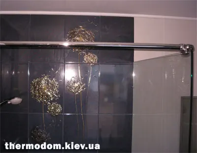 Калёное стекло душа, закреплённое штангой