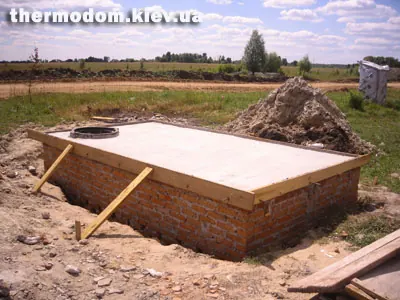 Септик, торчащий из земли