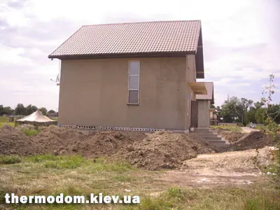 Кучи земли вокруг дома