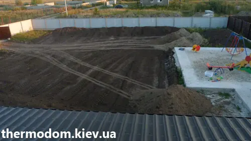 Первые машины завезенного глинистого грунта
