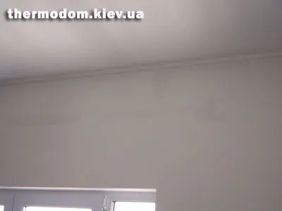 Мокрое пятно на обоях после ливня