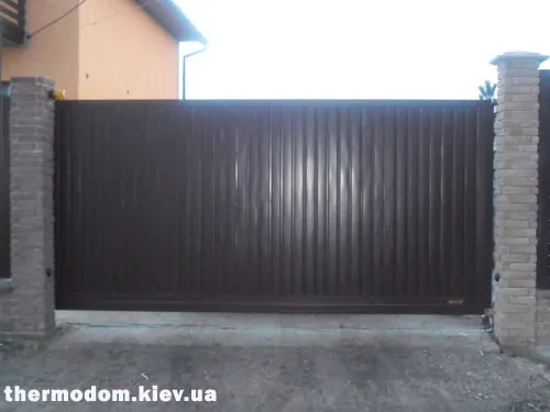 Алюминиевые ворота из коричневого профнастила